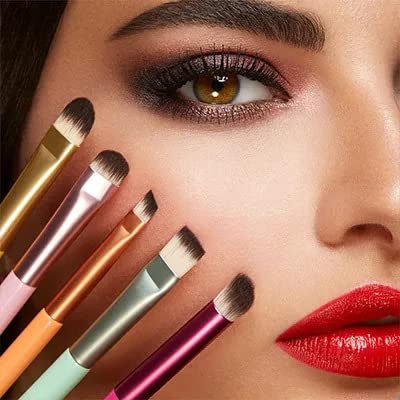 KIKO Milano Eyes 62 Slanted Eyeliner Brush | Slanted Brush With Synthetic Fibers For Applying Eyeliners - Image 3